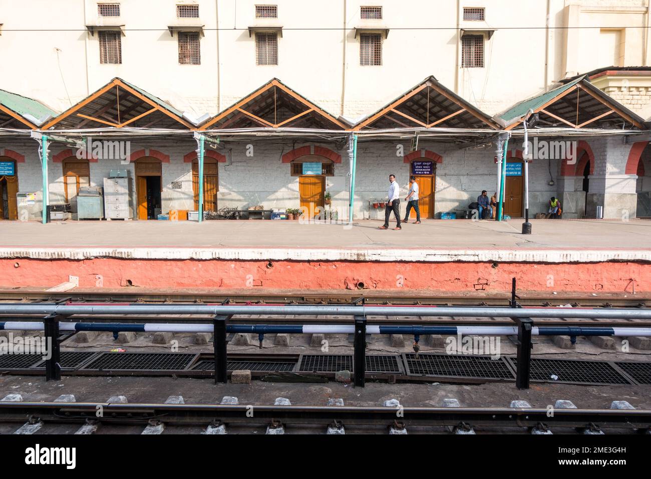 An almost empty train platform in Bengaluru Cantonment juntion Stock Photo