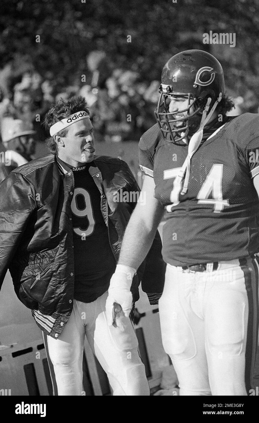 Jim McMahon, (9) quarterback for the Chicago Bears, in action, 1986.  Location unknown. (AP Photo Stock Photo - Alamy