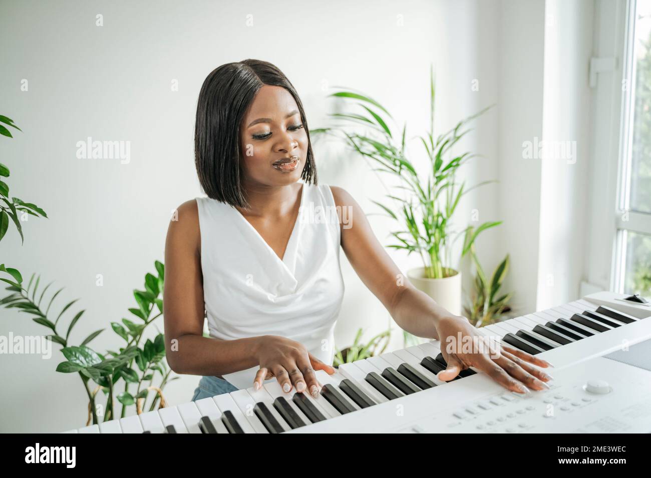 Piano lesson online hi-res stock photography and images - Alamy