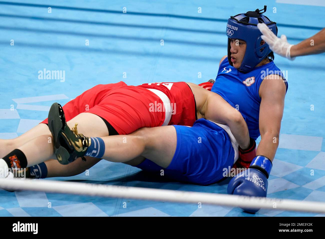 NienChin Chen, of Chinese Taipei, left, and Italy's Angela Carini