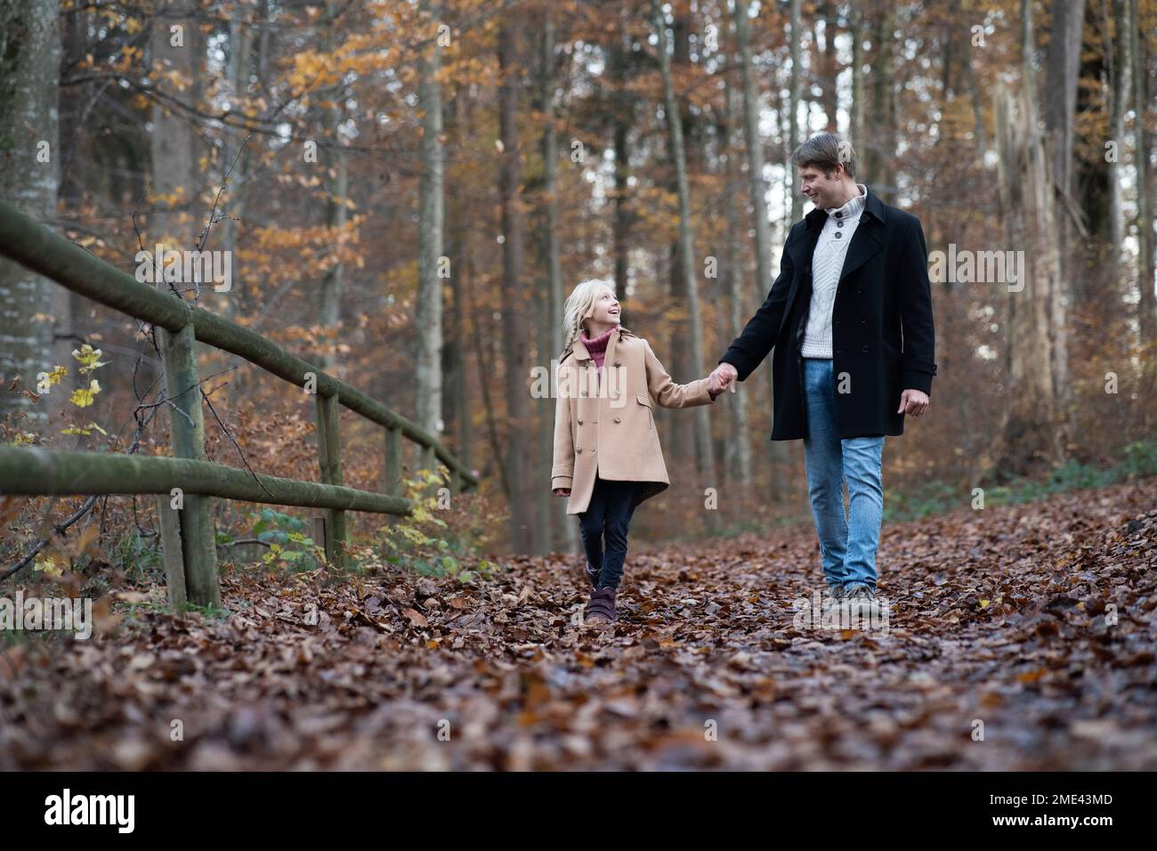 Father daughter walking hand hand hi-res stock photography and images ...