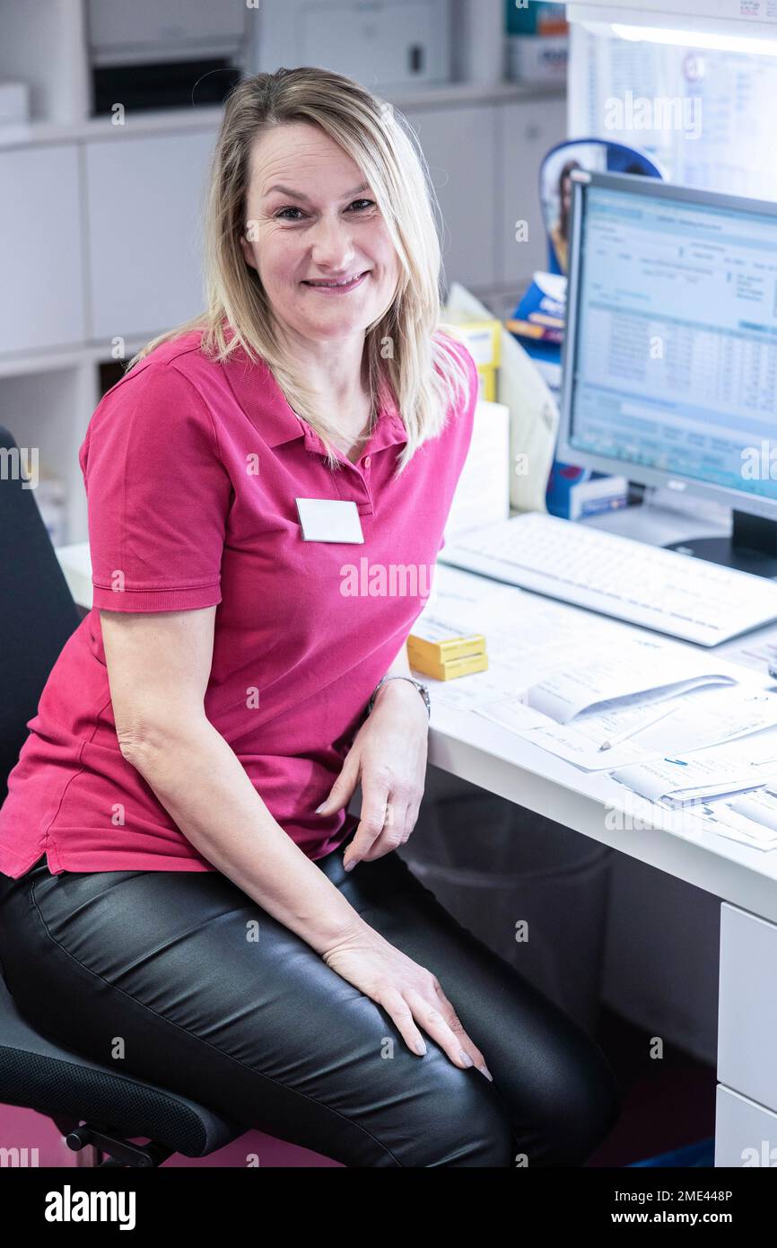 Pharmacist computer office hi-res stock photography and images - Alamy