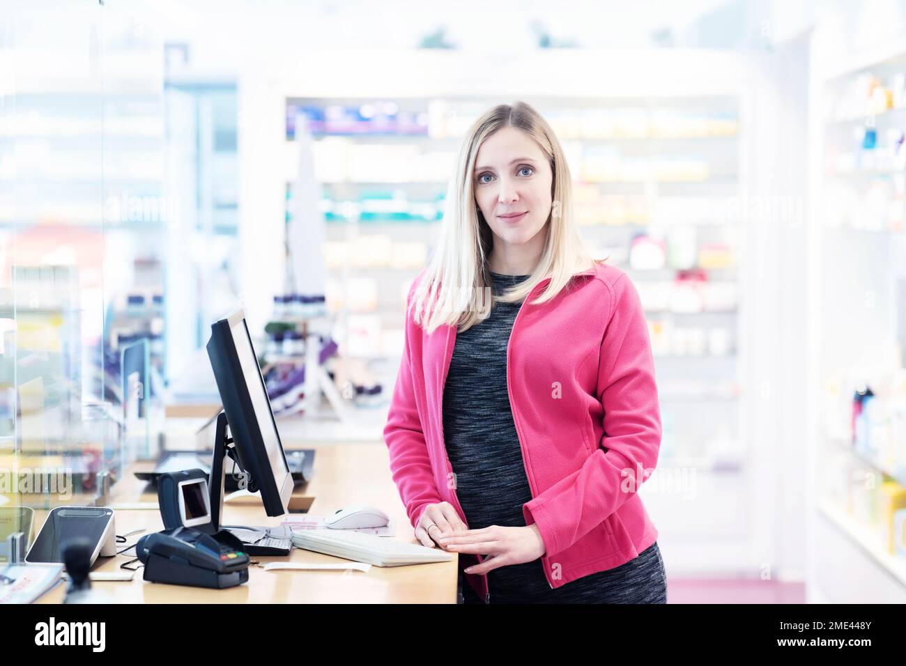 Pharmacist prescription chemist hi-res stock photography and images - Alamy