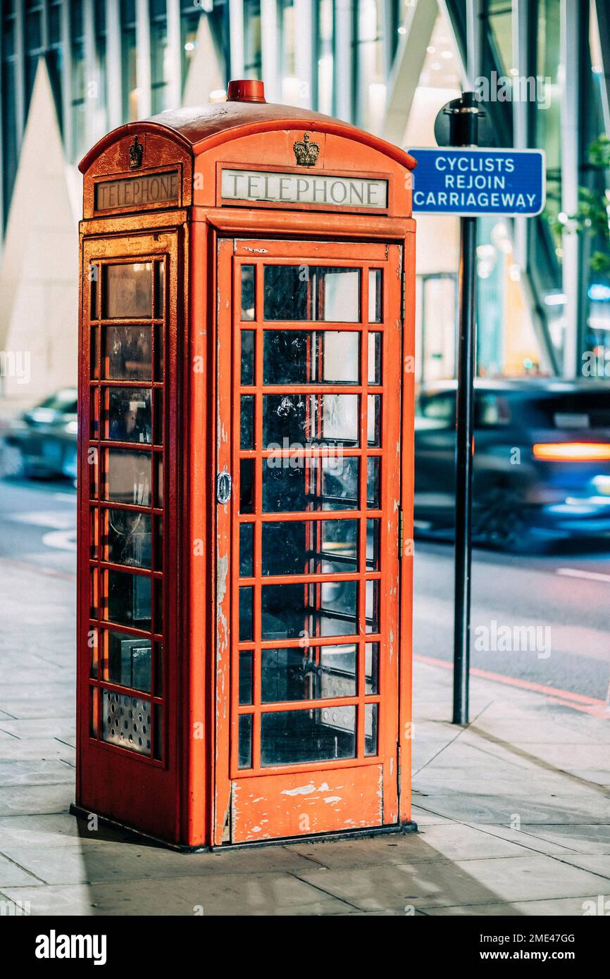 UK, England, London, Typical English telephone booth Stock Photo Alamy