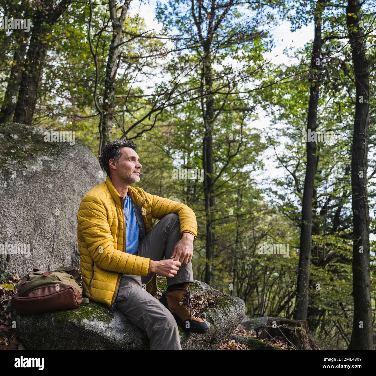 Man sitting on rock thinking hi-res stock photography and images - Alamy