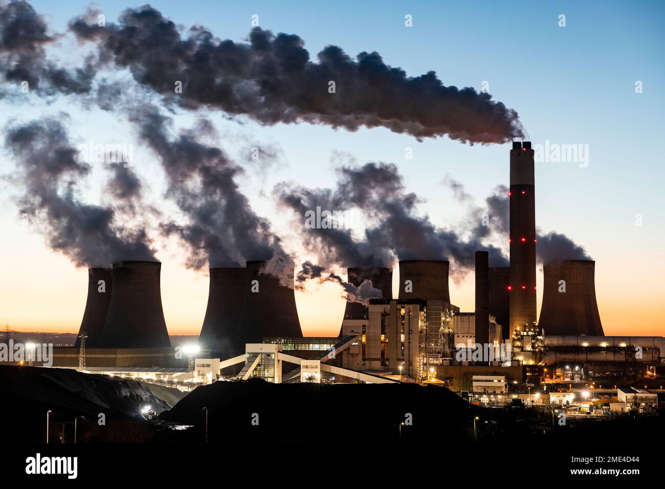 UK, England, Nottingham, Water vapor rising from cooling towers of coal-fired power station at dusk Stock Photo