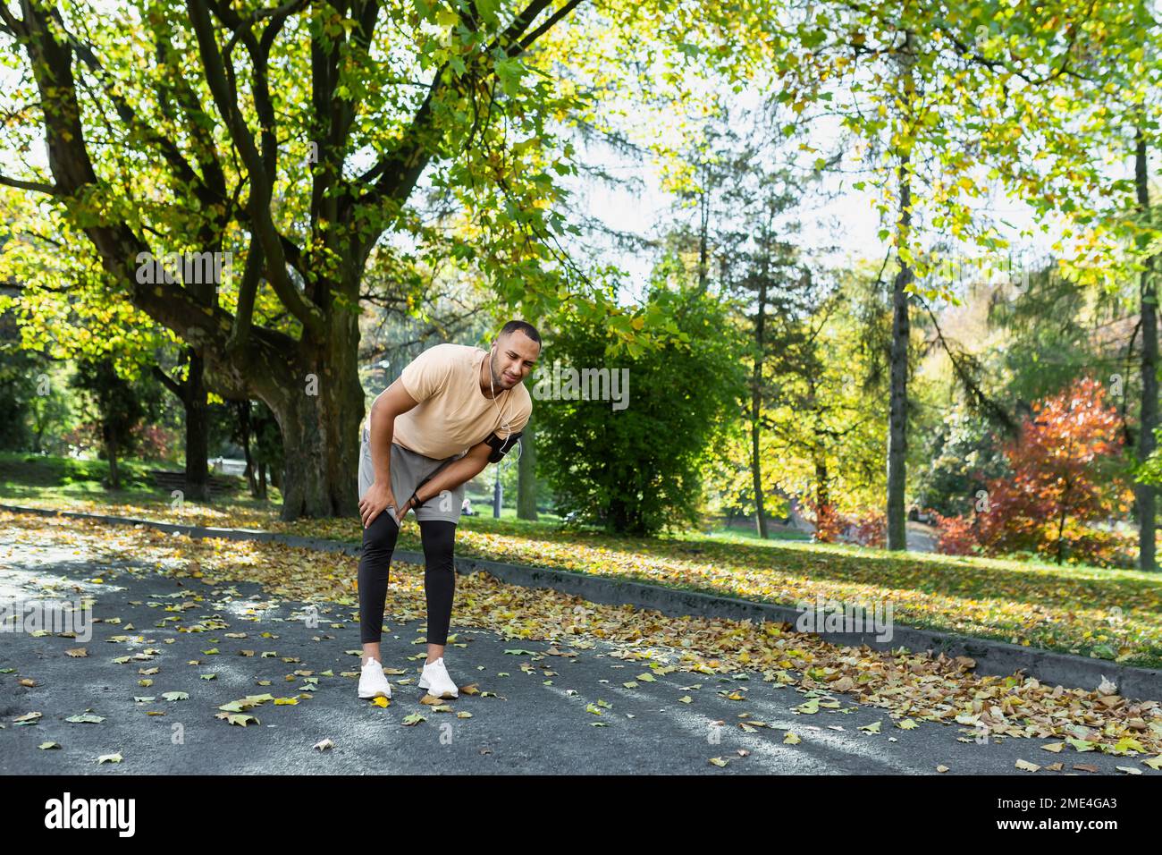 Broken leg man hires stock photography and images Alamy