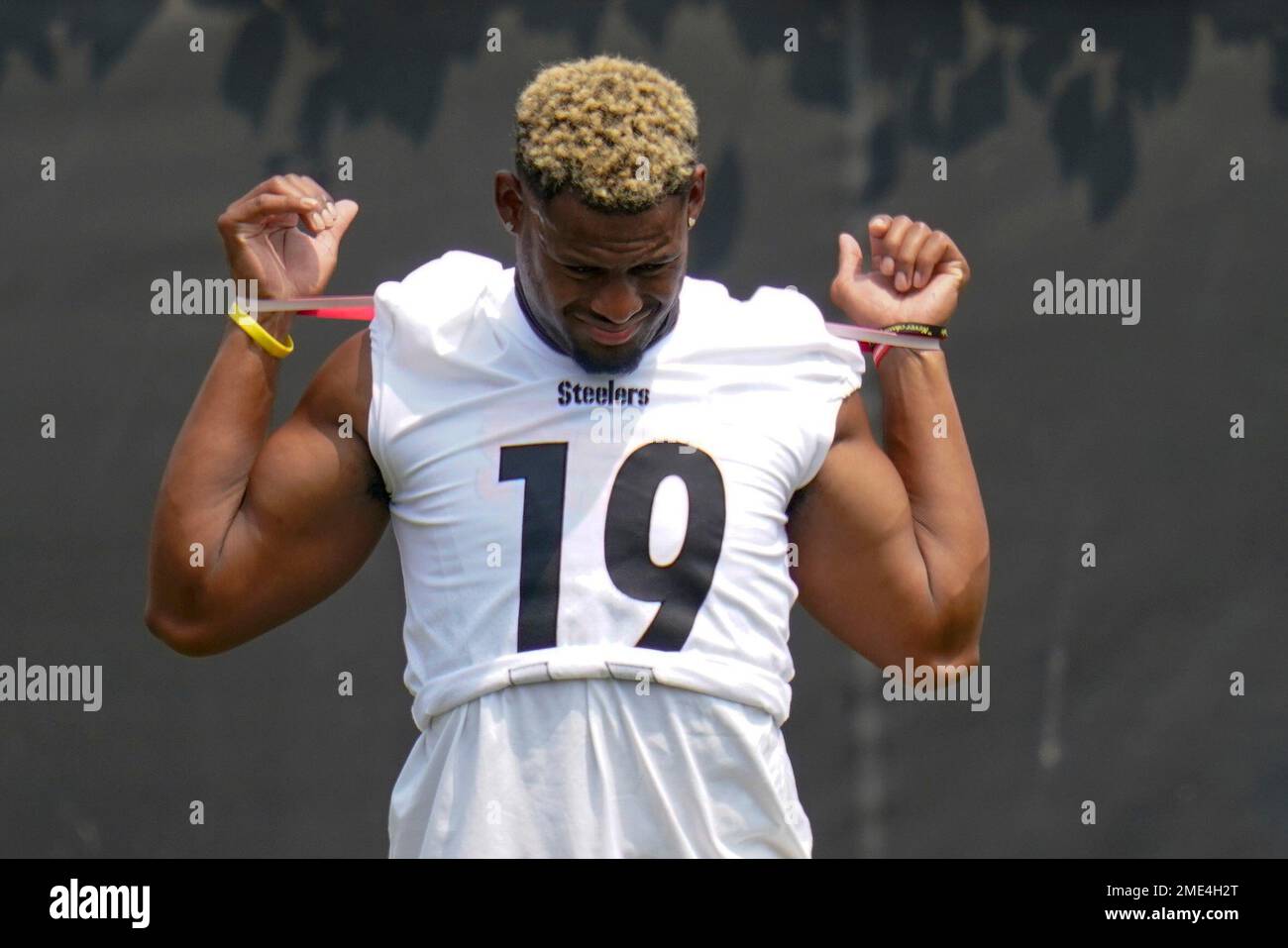 Pittsburgh Steelers wide receiver JuJu Smith-Schuster (19) makes a catch  during an NFL football practice, Wednesday, Aug. 18, 2021, in Pittsburgh.  (AP Photo/Keith Srakocic Stock Photo - Alamy