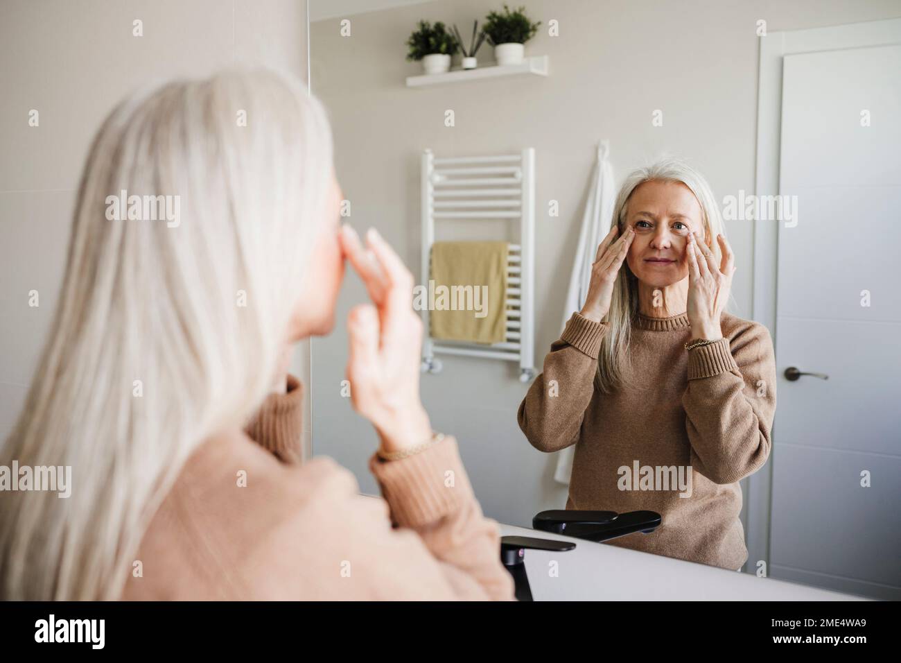 Woman mature face skin mirror hi-res stock photography and images - Alamy