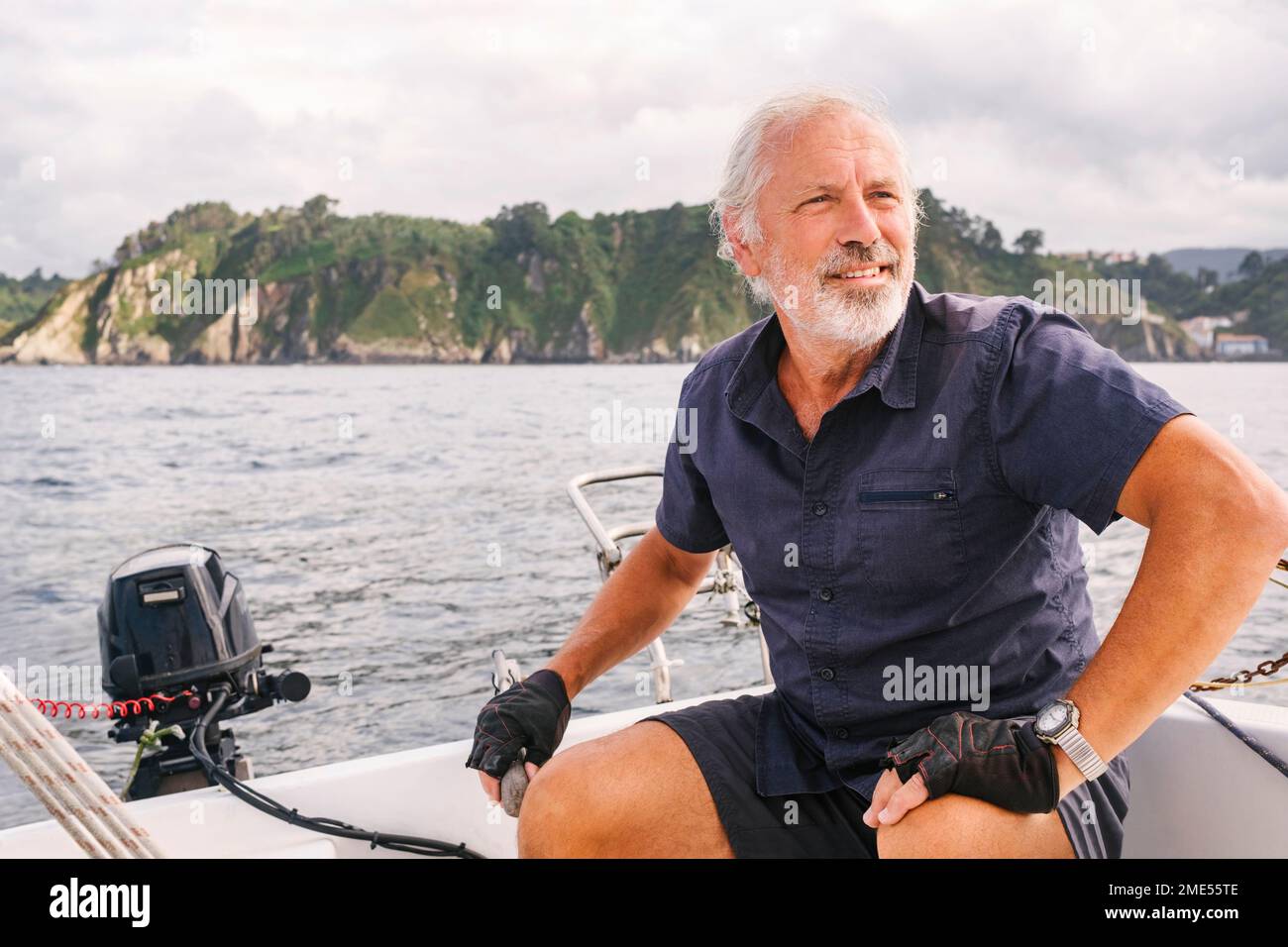 Man sailing boat hi-res stock photography and images - Alamy