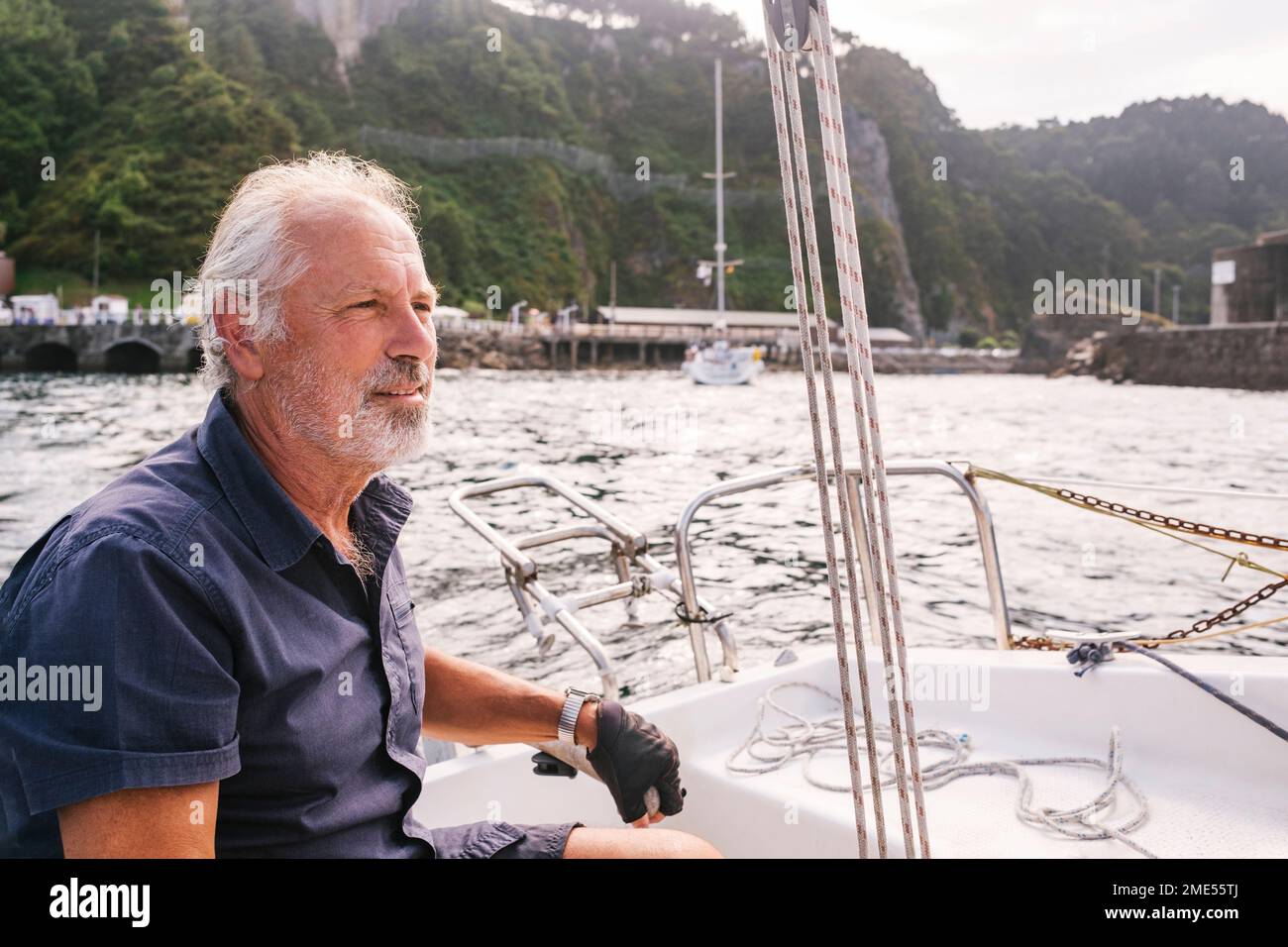 Man sailing boat hi-res stock photography and images - Alamy