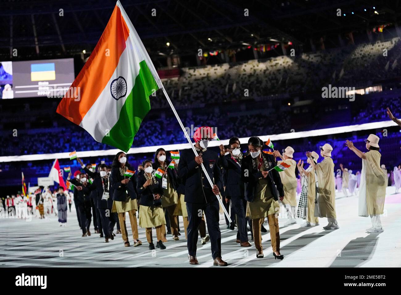 Chungneijang Mery Kom Hmangte and Manpreet Singh, of India, carry their