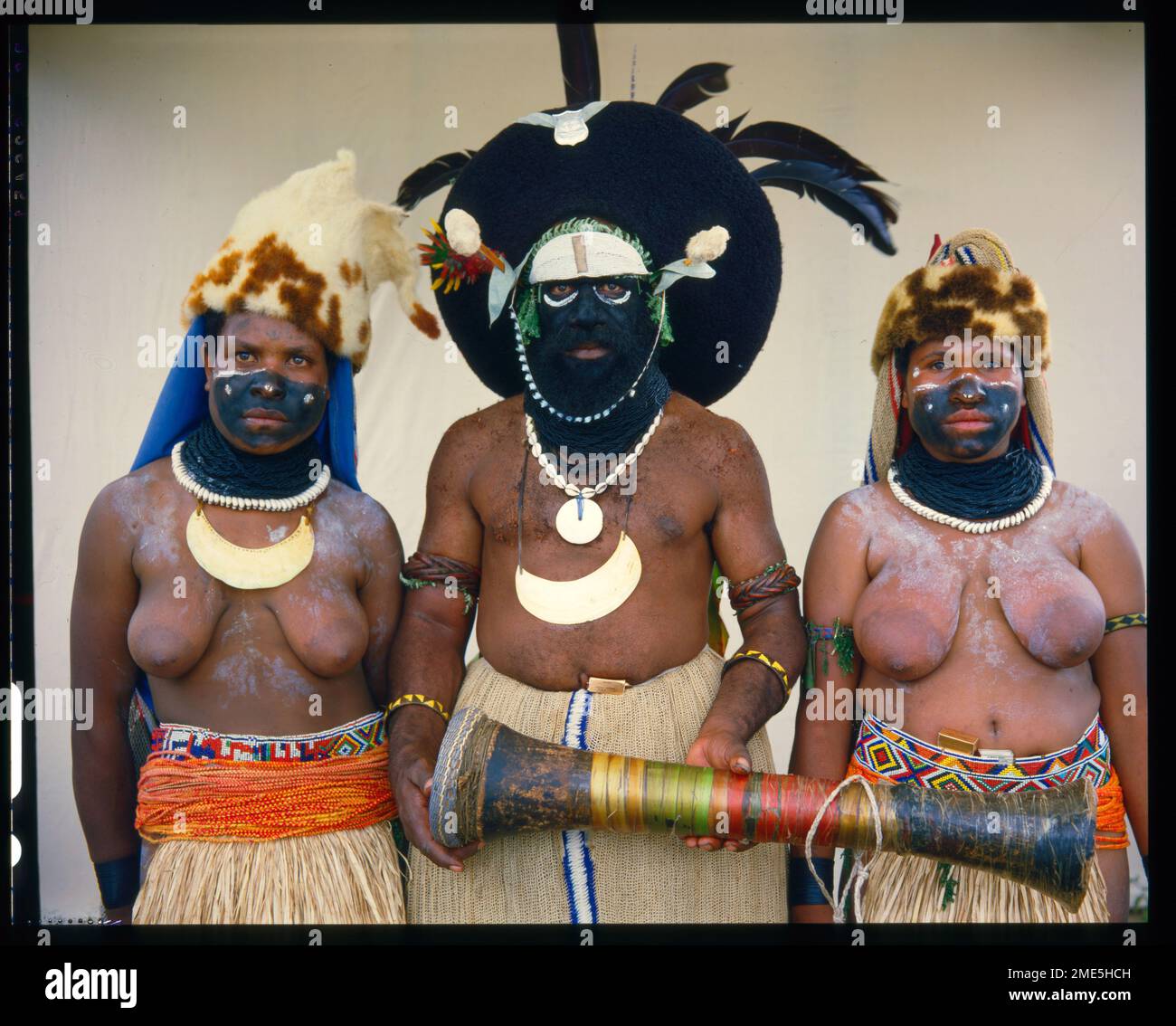 Enga man with his two wives, from the Southern Highlands of Papua New Guinea Stock Photo