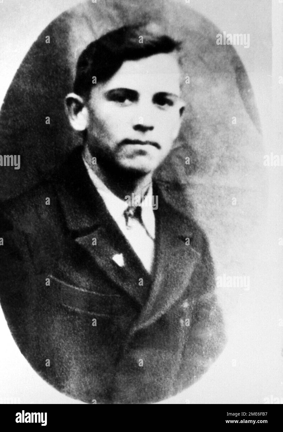 1946 ca , URSS : The President of URSS MIHAIL GORBACHEV ( 1931 - 2022 ) when was young aged 15 . Winnerof Nobel Peace Prize in 1990 . Unknown photographer .-  Mikhail Sergeyevich Gorbache?v - GORBACIOV - GORBACIOF - FOTO STORICHE - HISTORY -  POLITIC - POLITICA - POLITICIAN - POLITICO -  personalità da giovane giovani - personality personalities when was young - INFANZIA - CHILDHOOD - BAMBINO - BAMBINI - CHILD - CHILDREN - RUSSIA - RUSSIAN - RUSSO - UNIONE SOVIETICA - COMUNISTA - COMUNISMO - COMMUNIST - COMMUNISM   --- Archivio GBB Stock Photo