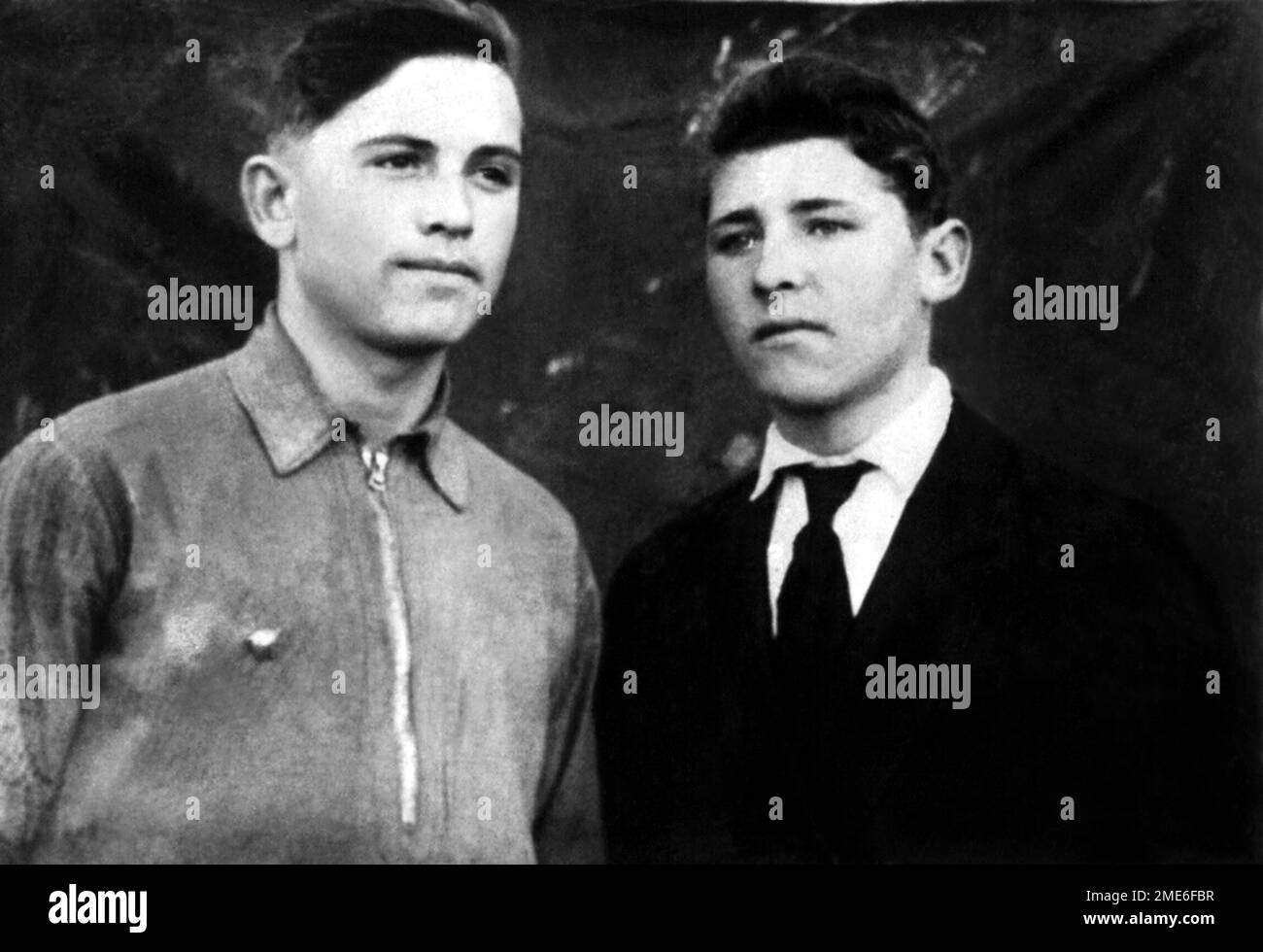 1947 ca , URSS : The President of URSS MIHAIL GORBACHEV ( 1931 - 2022 ), right side in this photo,  when was young aged 16 with with friend and cousin  FJODOR WASSILJEWITSCH  . Winnerof Nobel Peace Prize in 1990 . Unknown photographer .-  Mikhail Sergeyevich Gorbache?v - GORBACIOV - GORBACIOF - FOTO STORICHE - HISTORY -  POLITIC - POLITICA - POLITICIAN - POLITICO -  personalità da giovane giovani - personality personalities when was young - INFANZIA - CHILDHOOD - BAMBINO - BAMBINI - CHILD - CHILDREN - RUSSIA - RUSSIAN - RUSSO - UNIONE SOVIETICA - COMUNISTA - COMUNISMO - COMMUNIST - COMMUNISM - Stock Photo