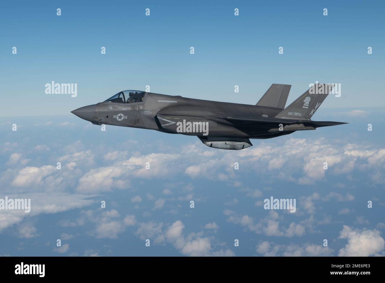 Pacific Ocean, United States. 19 January, 2023. A U.S. Marine Corps F-35B Lightning II stealth fighter aircraft with the Green Knights of Marine Fighter Attack Squadron 121, approaches an Air Force KC-135 Stratotanker to refuel during routine operations, January 19, 2023 over the Pacific Ocean.  Credit: A1C Tylir Meyer/U.S. Air Force/Alamy Live News Stock Photo