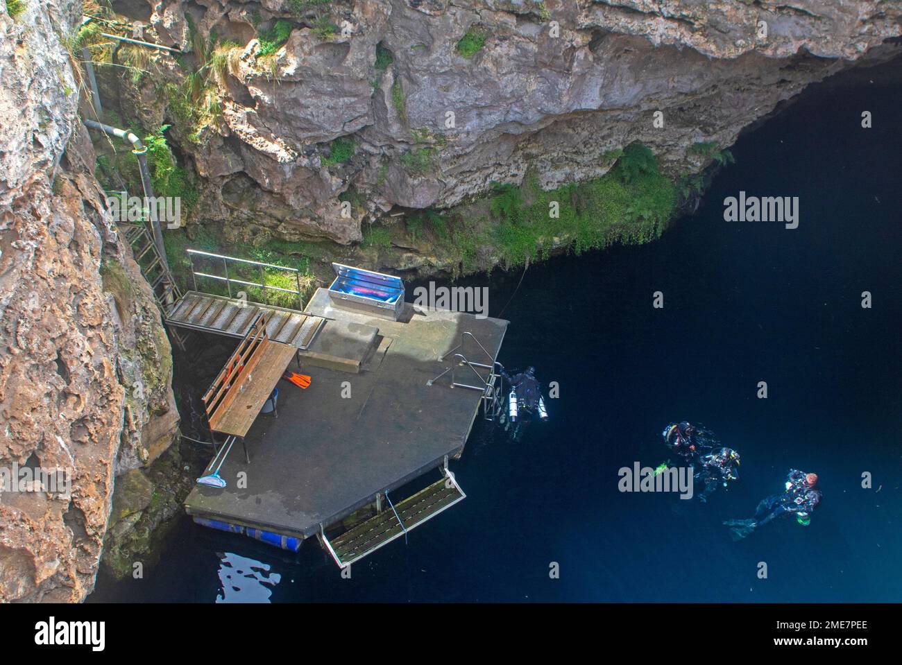 Divers in Kilsby Sinkhole outside of Mount Gambier Stock Photo
