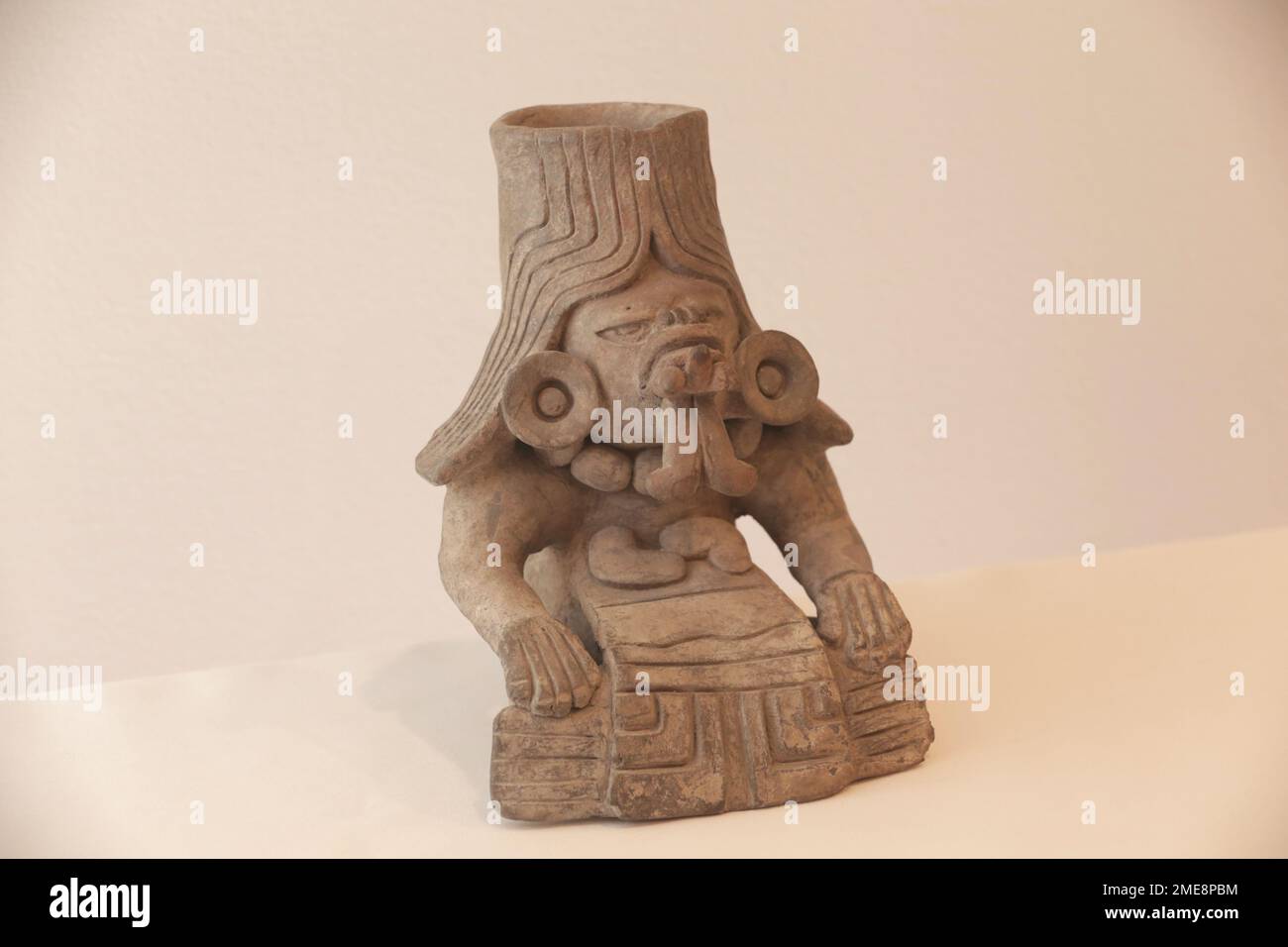 Zapotec Urnl, Cocijo, god of rain Monte Alban 500 AD Pre Columbian Art. Inner Splendor Collection Stock Photo