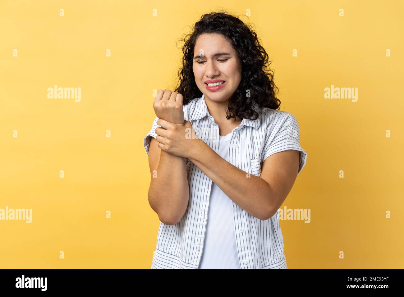 Hispanic girl arm pain hires stock photography and images Alamy