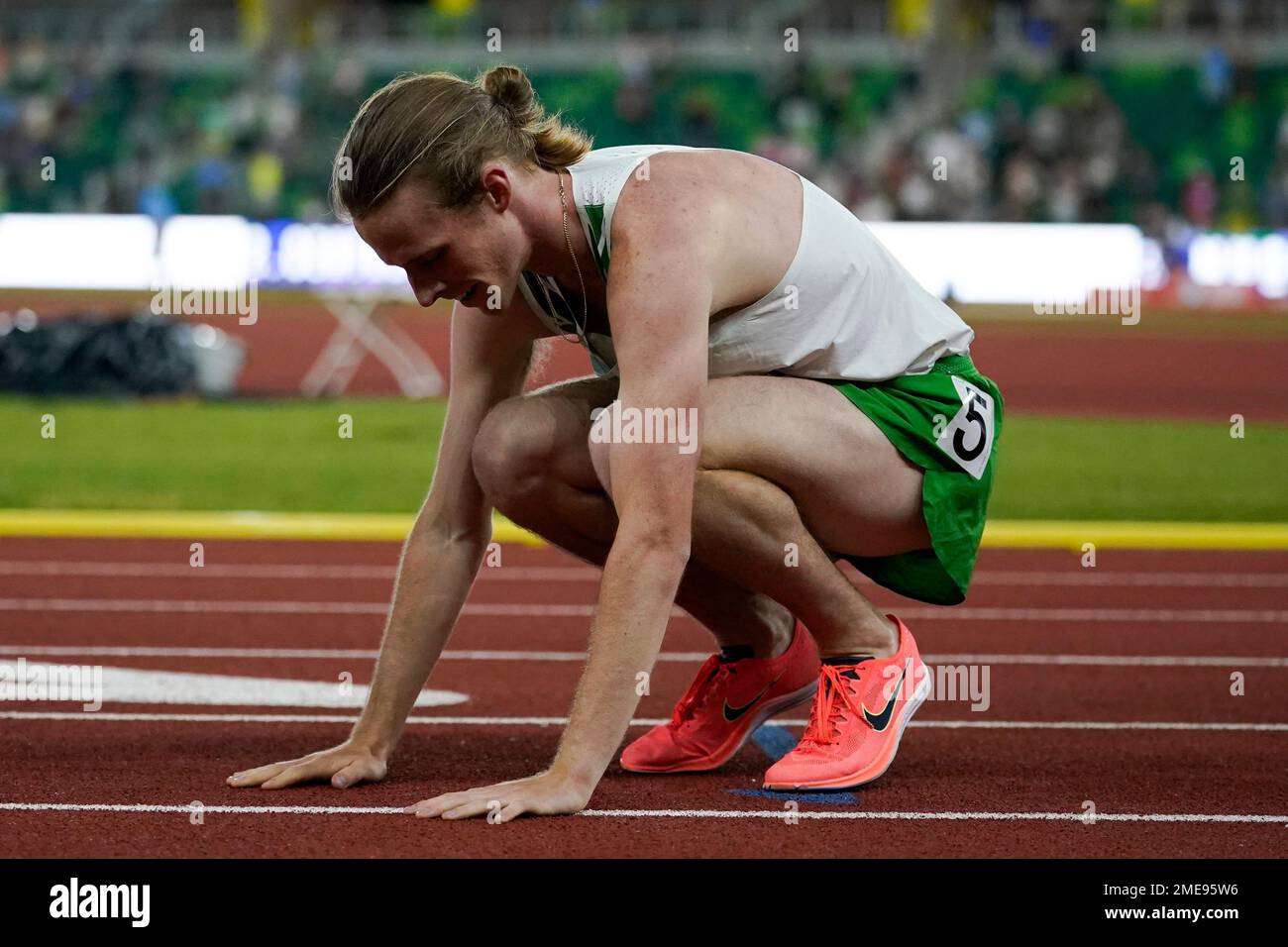 Cole Hocker celebrates after winning the final in the men's 1500meter