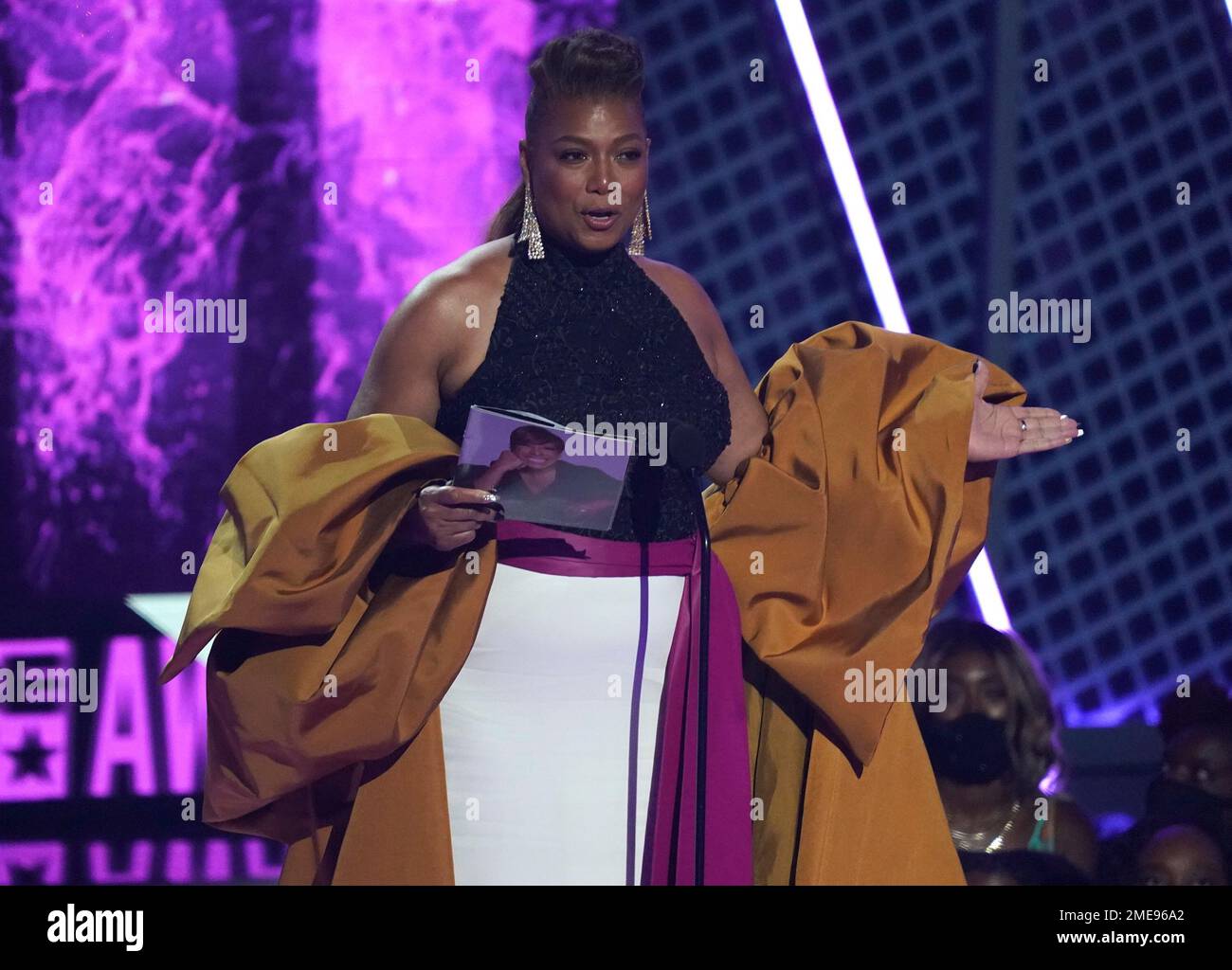 Queen Latifah accepts the lifetime achievement award at the BET Awards(02)