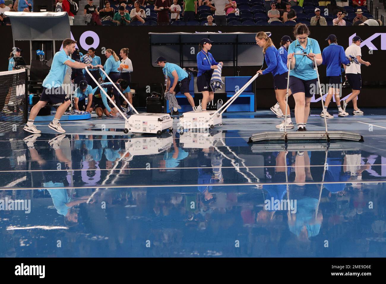 Melbourne, Australia. 24th Jan, 2023. Rain delay as staff mop up the water before roof closure
