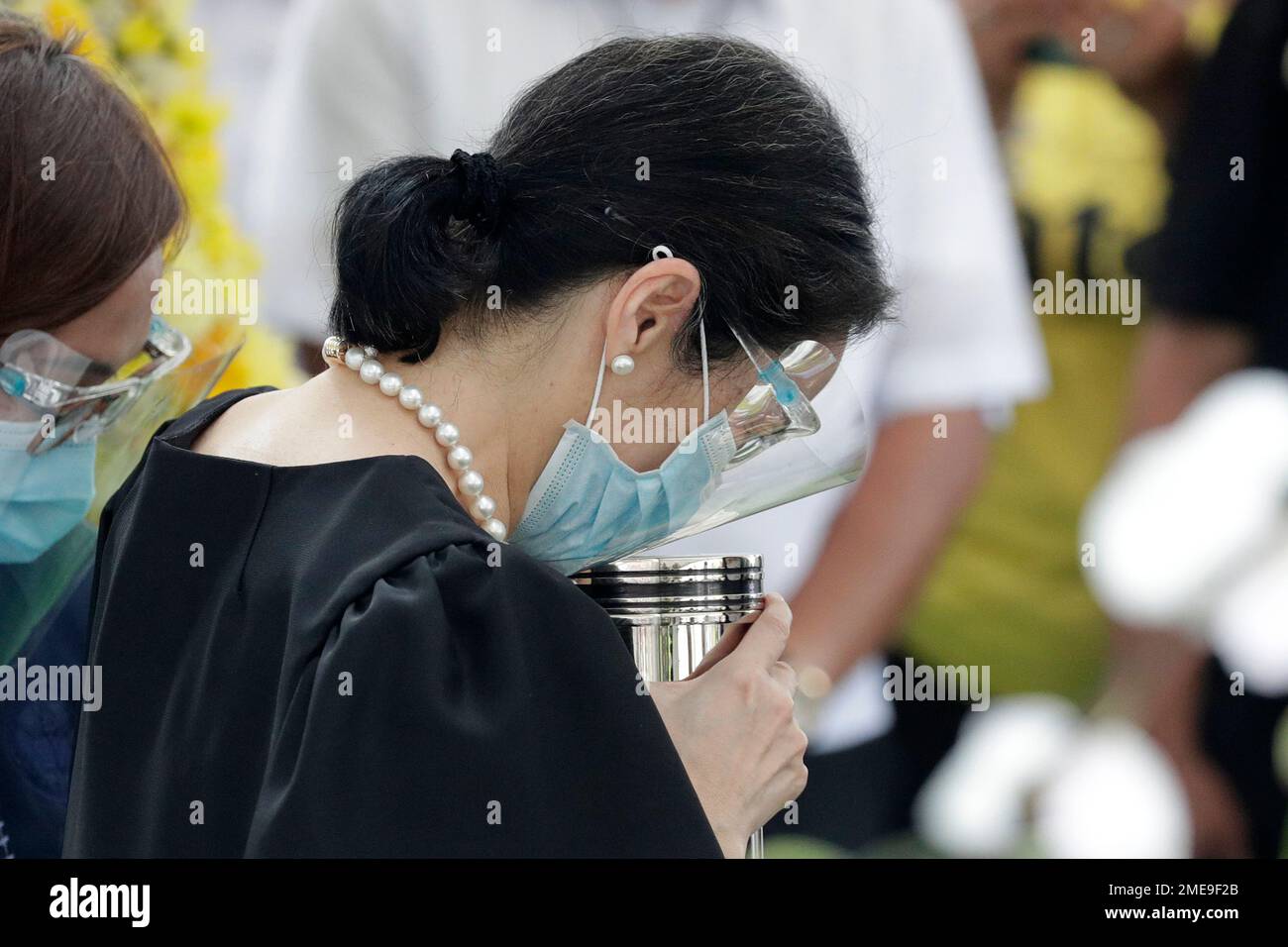 Ballsy AquinoCruz, kisses the urn of her brother former Philippine