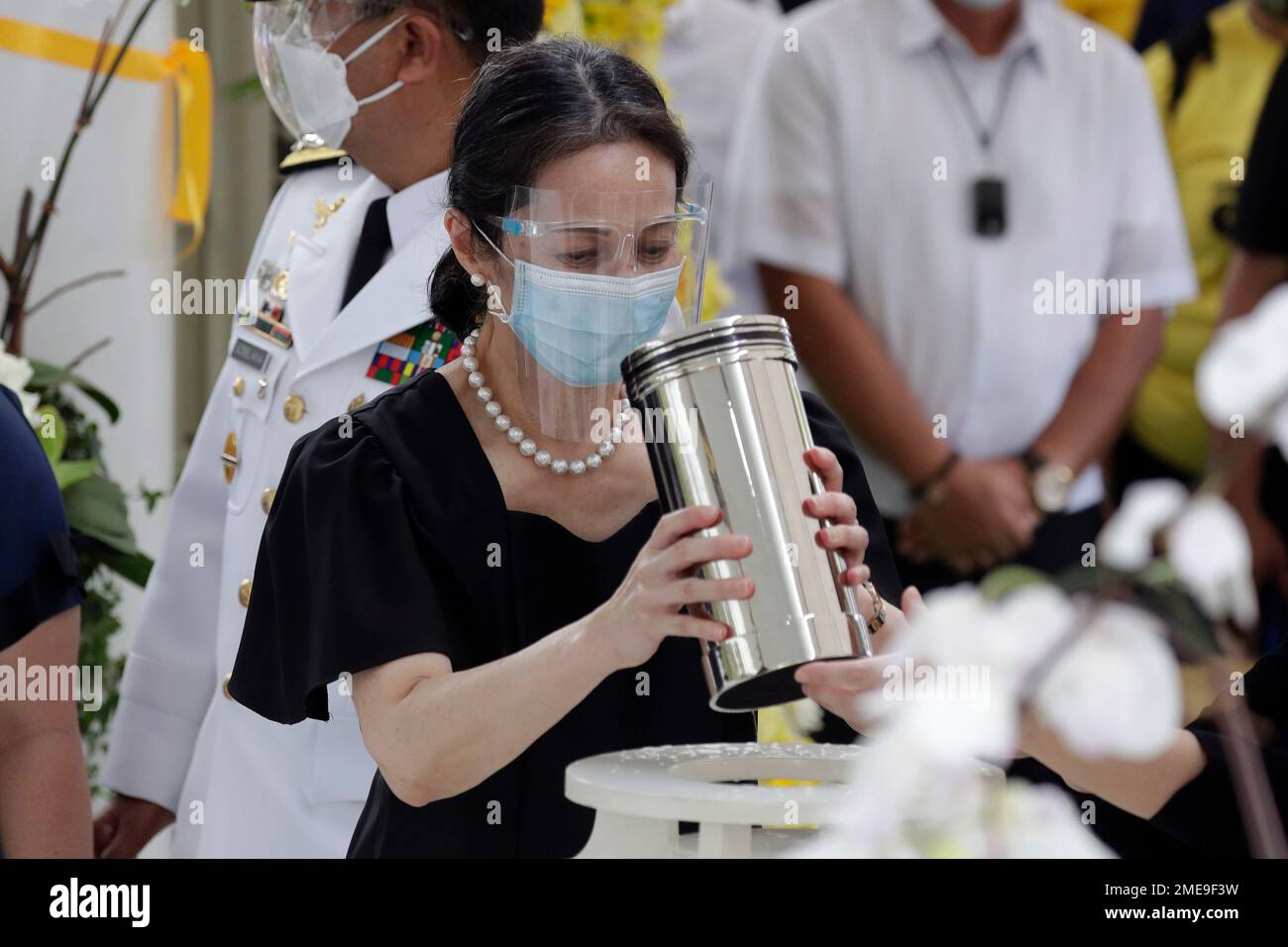 Ballsy AquinoCruz holds the urn of her brother former Philippine