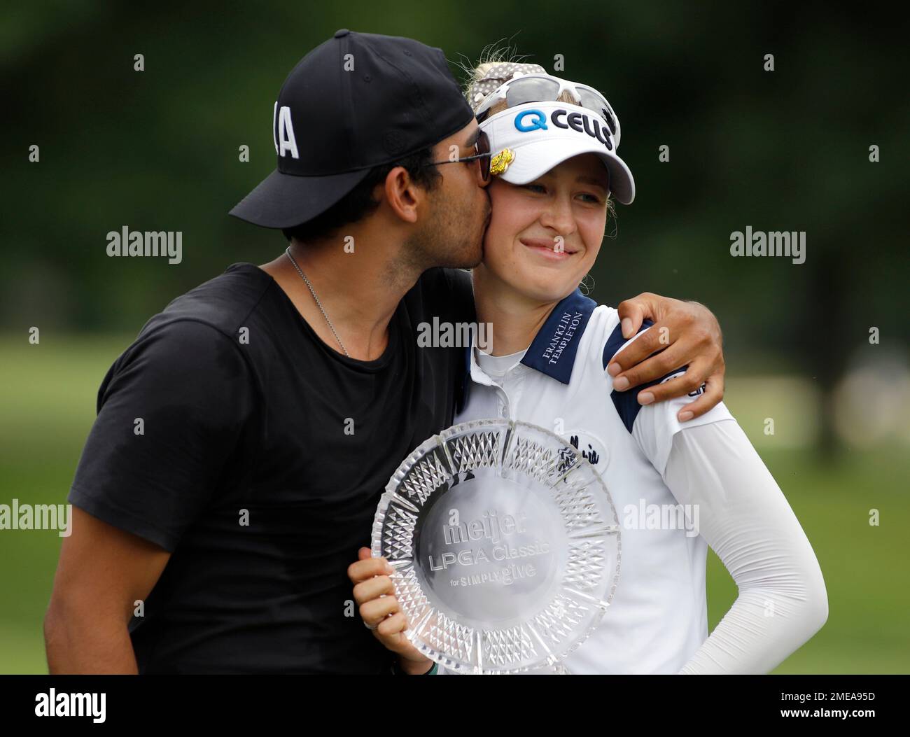 Nelly Korda, right, gets a kiss from her boyfriend, Andreas Athanasiou