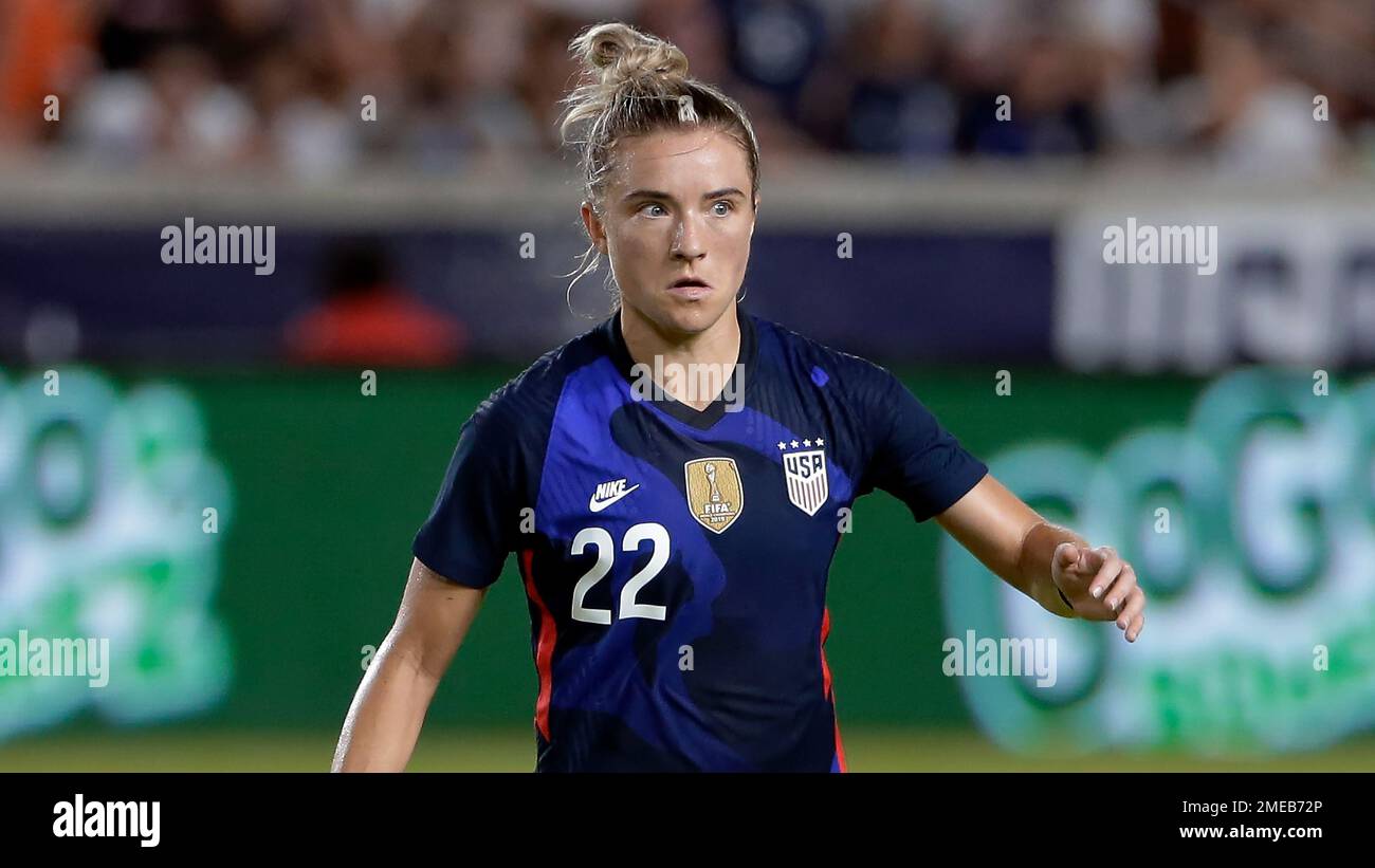 Ibaraki, Japan. 5th Aug, 2021. Kristie Mewis (R) of the United States talks  with Sam Kerr of Australia after the women's football bronze medal match  between the United States and Australia at