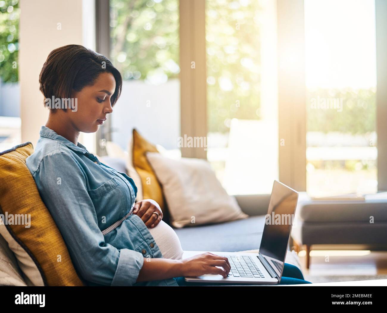 Whats pregnancy if you cant share it with friends online. a pregnant young woman using her