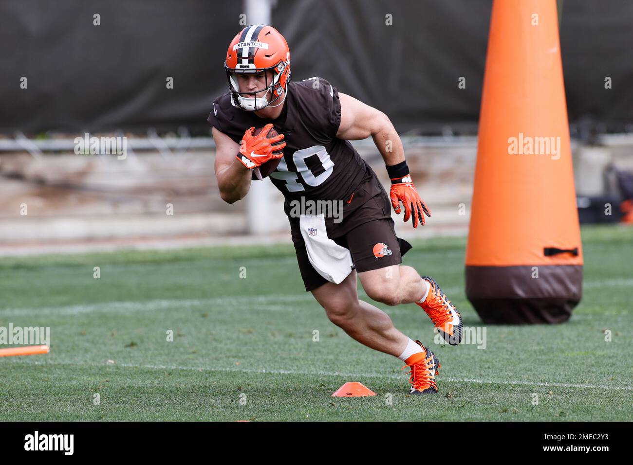 Cleveland Browns fullback Johnny Stanton runs through a drill during an NFL  football practice at the team's training facility Wednesday, June 9, 2021,  in Berea, Ohio. (AP Photo/Ron Schwane Stock Photo - Alamy