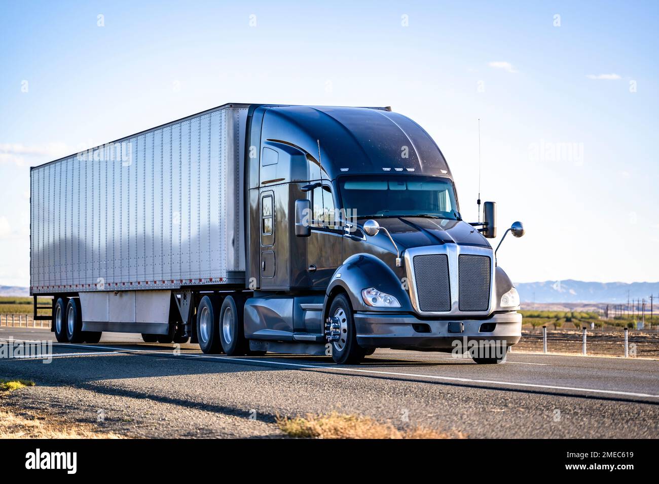 De Couche Horizontale Camion Semi Transportant La Cargaison Sous La  Couverture Sur La Californie Photo stock - Image du autoroute, diesel:  72812968