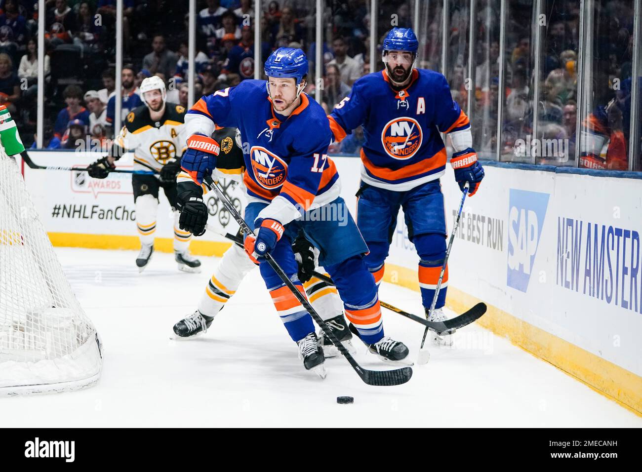 Boston Bruins acquire defenceman Mike Reilly; New York Islanders