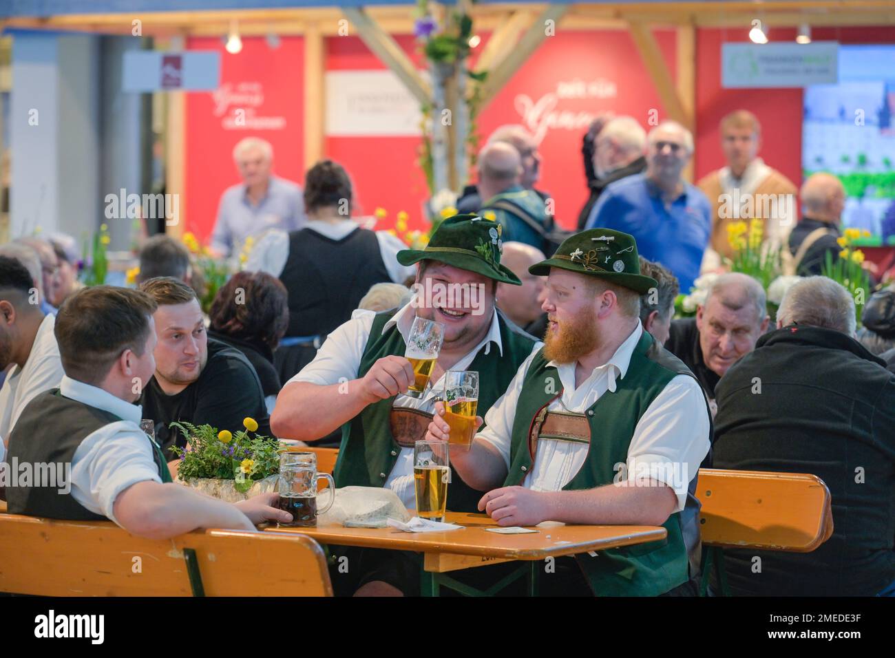 Besucher aus Bayern, trinken Bier, Bayernhalle, Messe, Internationale Grüne Woche, Messegelände, Charlottenburg, Berlin, Deutschland Stock Photo