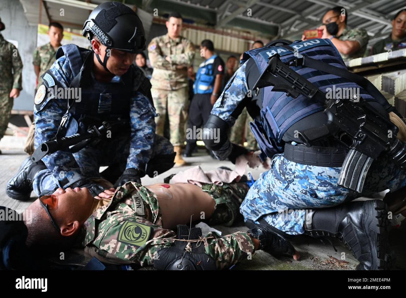 Members of the Royal Malaysian Air Force 211th HANDAU Squadron demonstrate tactical combat casualty care on a Royal Malaysian Air Force medic as part of a medical subject matter expert exchange at Subang Air Base, Malaysia Aug. 16, 2022. These scenarios are  designed to teach participants life saving techniques and the most effective trauma care in response to natural disasters, accidents or hostile situations. Stock Photo
