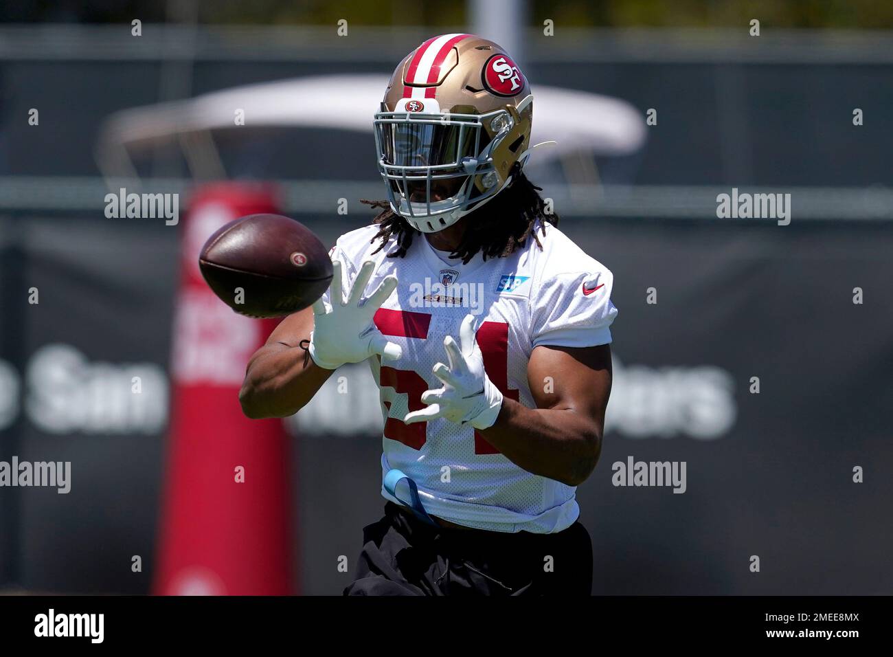 San Francisco 49ers linebacker Fred Warner (54) defends during an NFL  football game against the Miami Dolphins, Sunday, Dec.4, 2022, in Santa  Clara, Calif. (AP Photo/Scot Tucker Stock Photo - Alamy