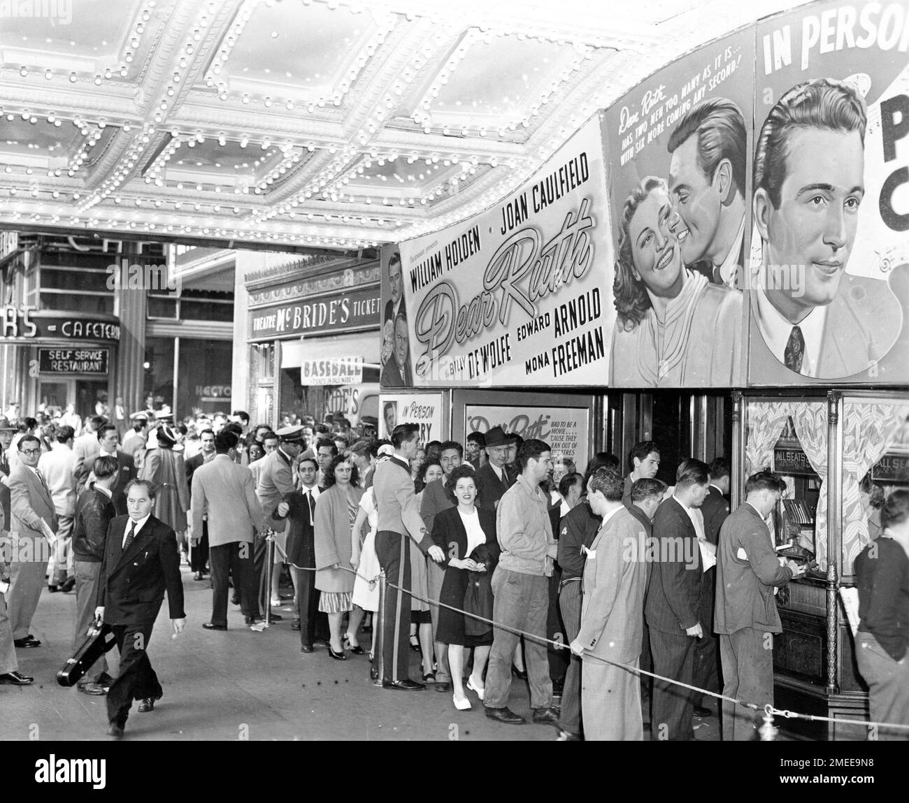 Crowd outside Paramount Movie Theatre in New York showing WILLIAM HOLDEN and JOAN CAULFIELD in DEAR RUTH 1947 director WILLIAM D. RUSSELL play Norman Krasna screenplay Arthur Sheekman Paramount Pictures with In Person Live Appearance by PERRY COMO Stock Photo