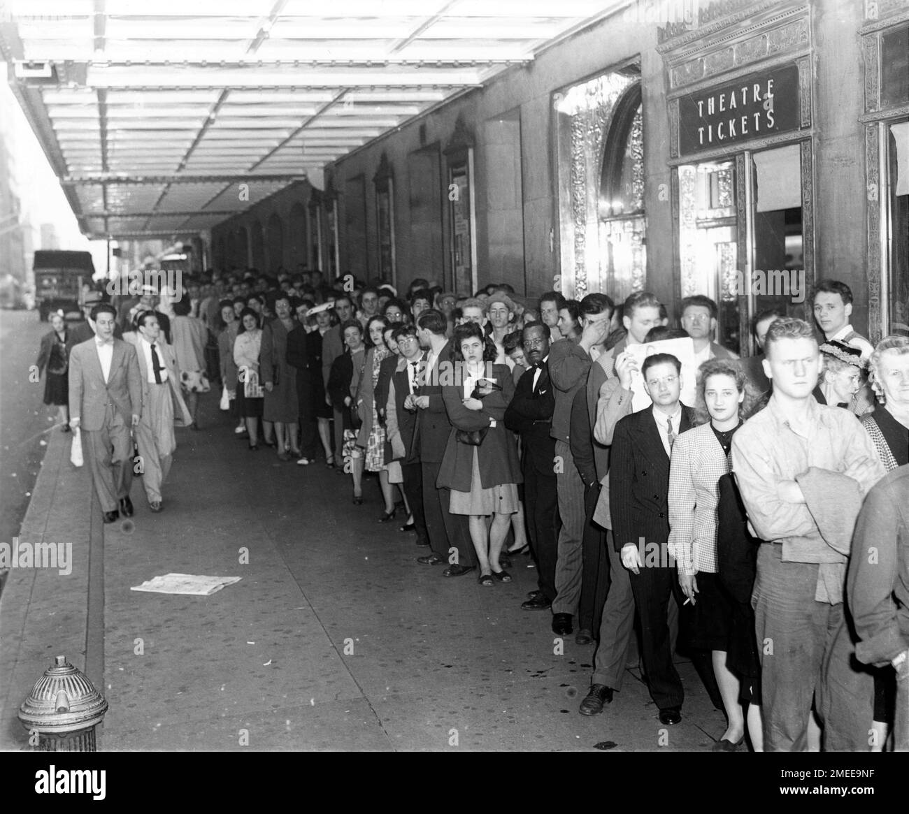 Crowd outside Paramount Movie Theatre in New York showing WILLIAM HOLDEN and JOAN CAULFIELD in DEAR RUTH 1947 director WILLIAM D. RUSSELL play Norman Krasna screenplay Arthur Sheekman Paramount Pictures with In Person Live Appearance by PERRY COMO Stock Photo