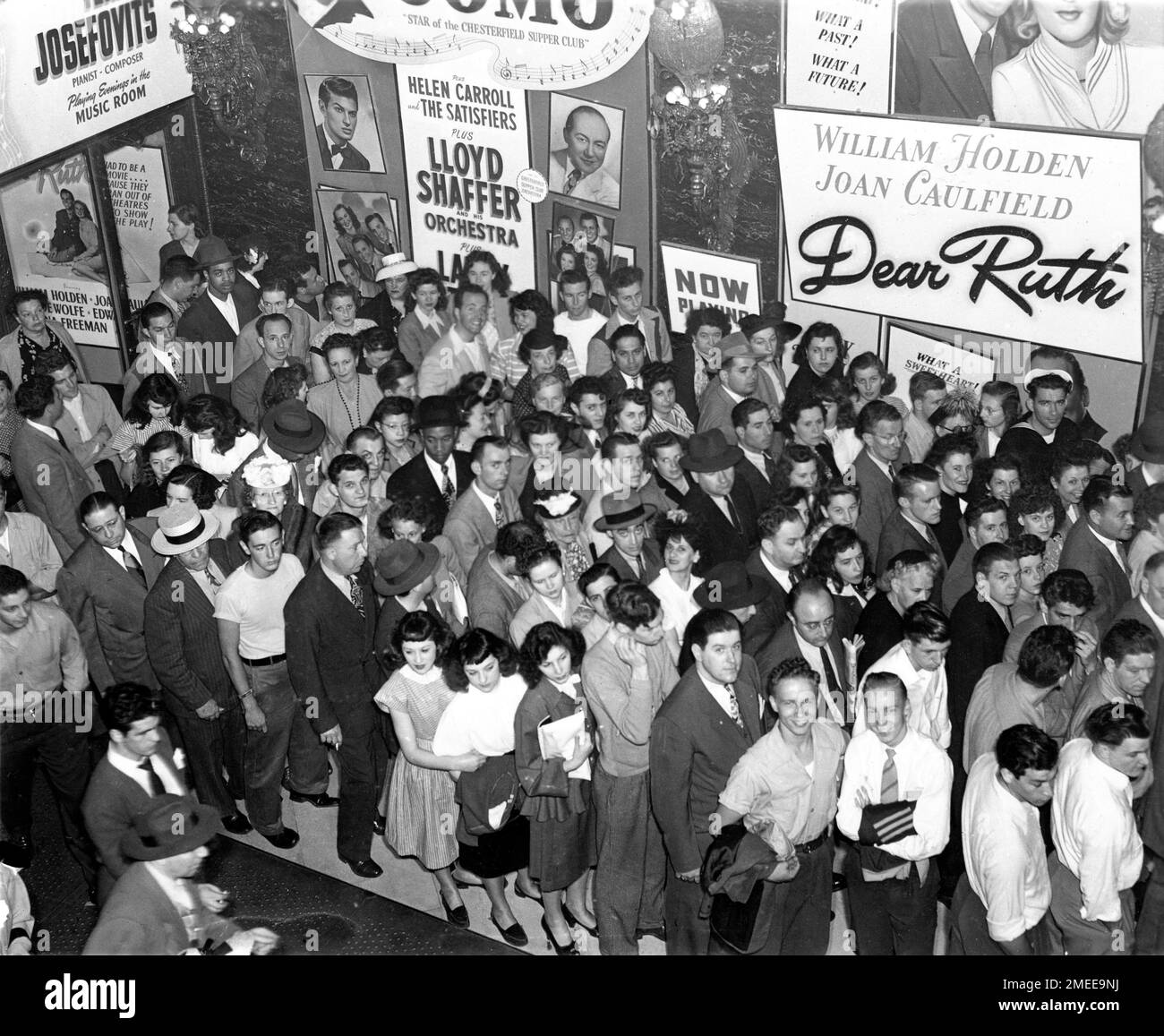 Crowd outside Paramount Movie Theatre in New York showing WILLIAM HOLDEN and JOAN CAULFIELD in DEAR RUTH 1947 director WILLIAM D. RUSSELL play Norman Krasna screenplay Arthur Sheekman Paramount Pictures with In Person Live Appearance by PERRY COMO Stock Photo