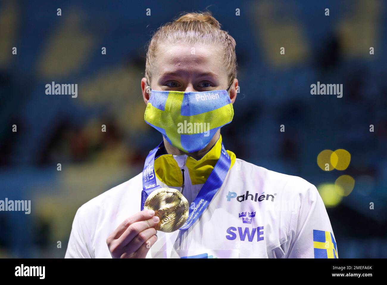 Sweden's Sophie Hansson poses with her gold medal in the women's 100