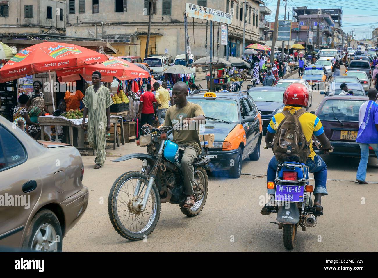 Crowded street in ghana hi-res stock photography and images - Alamy