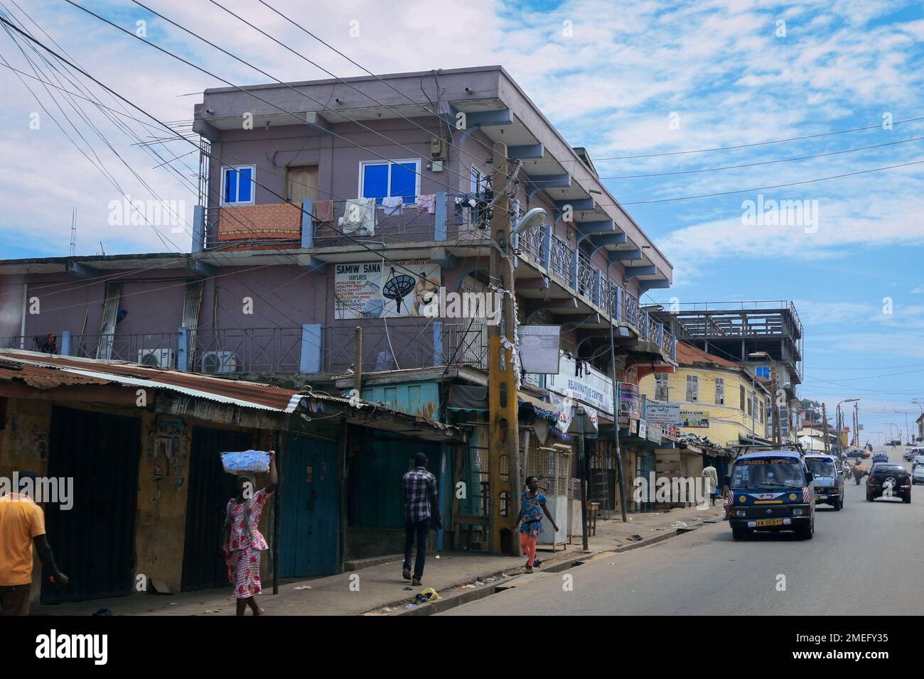Crowded street in ghana hi-res stock photography and images - Alamy