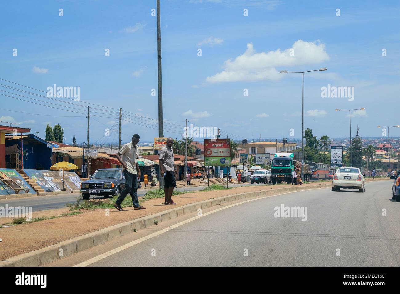Crowded street in ghana hi-res stock photography and images - Alamy