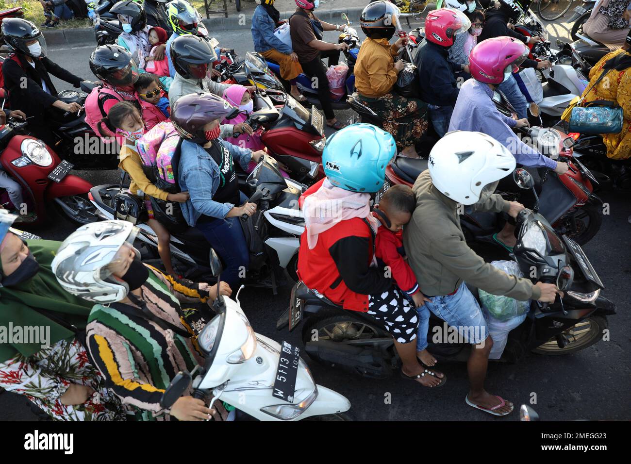 Motorists Queue Up To Cross Suramadu Bridge Connecting Java And Madura Motorists queue up to cross suramadu bridge connecting java and madura