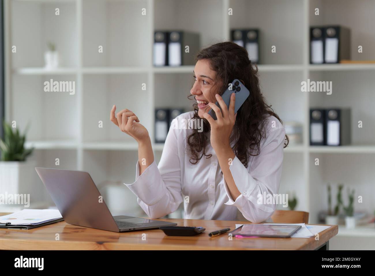 Business woman talking phone hi-res stock photography and images - Alamy
