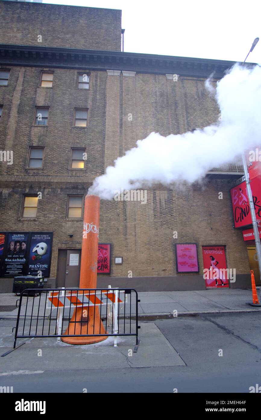 Steam escaping from theNew York Steam System, heating NYC Stock Photo