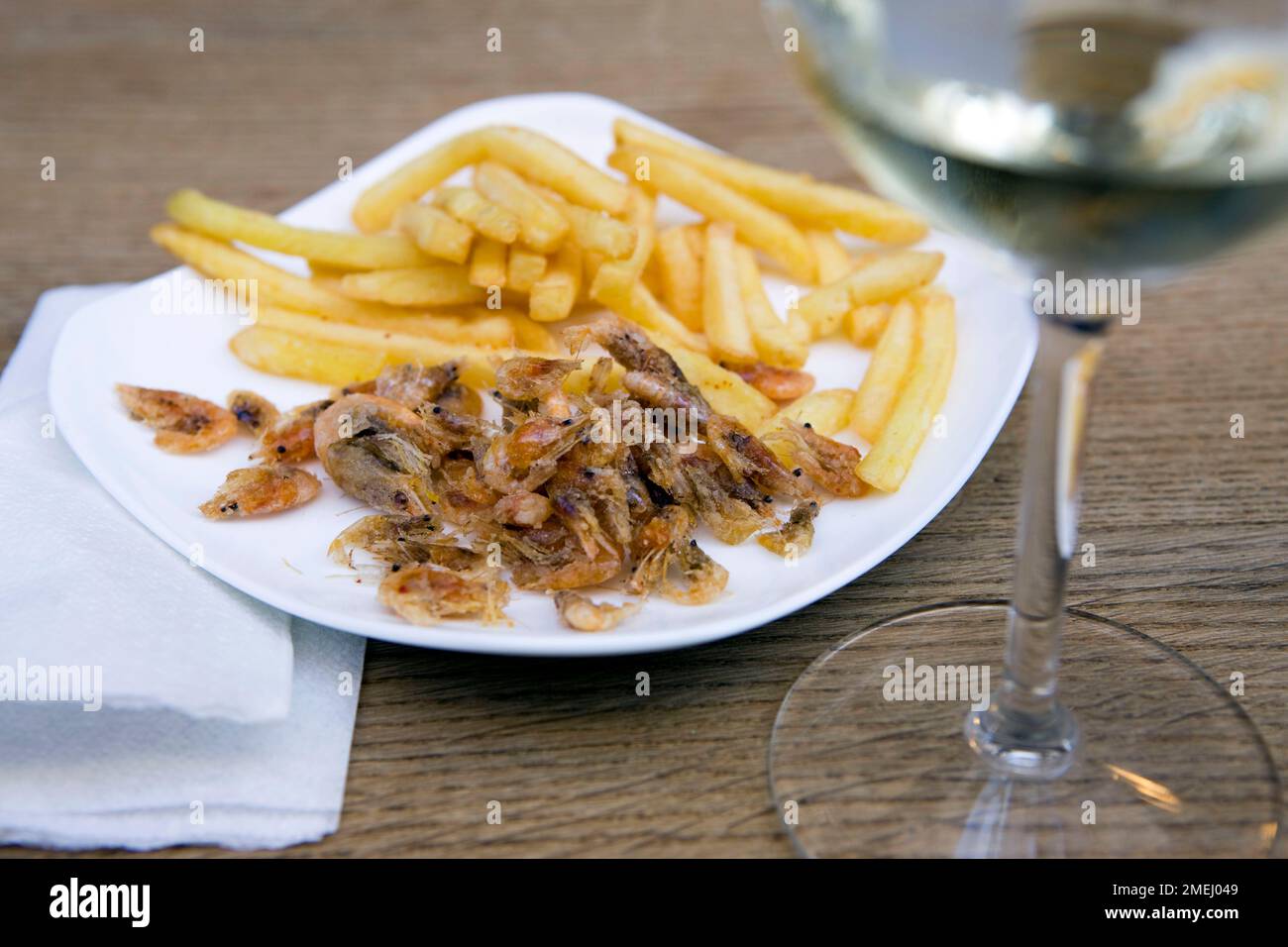 fried prawns with french fries for the aperitif in the evenings at Piazza Matteotti in Udine Stock Photo