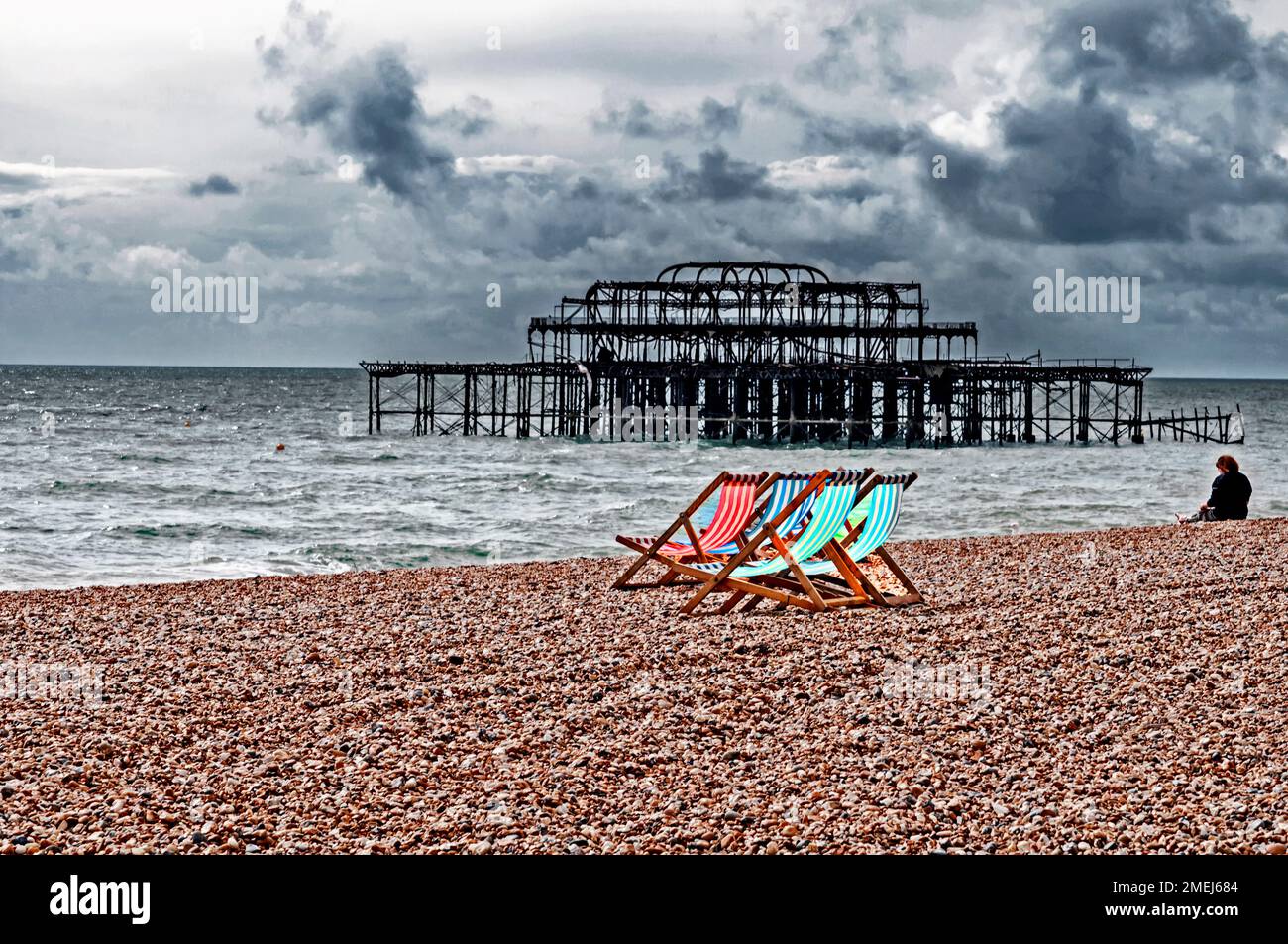Brighton (England): Deckchairs on the beach;  Liegestühle am Strand in Brighton Stock Photo