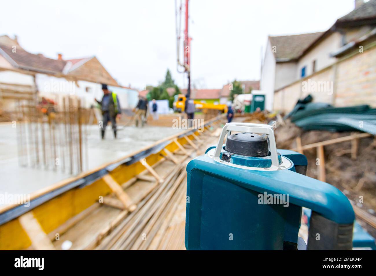 Total center device with laser for leveling other devices to level